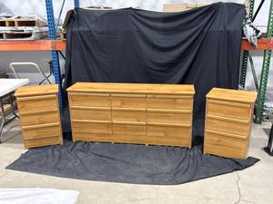 lot 1635 image: 3-Piece Wood Bedroom Set