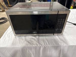 lot 1654 image: Oster Microwave Oven