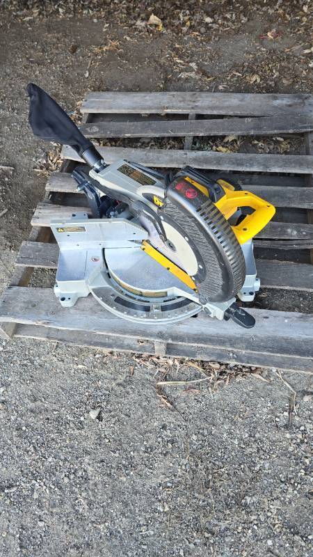 lot 11001 image: Dewalt DW715 12in Miter Saw