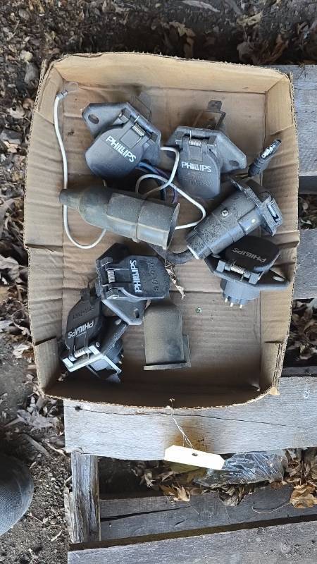 lot 11007 image: Semi Trailer Light Socket 7 round pin