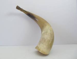 lot 32 image: Vintage Bull Horn  Powder Horn