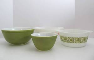 lot 65 image: Group of Assorted Vintage PYREX Bowls