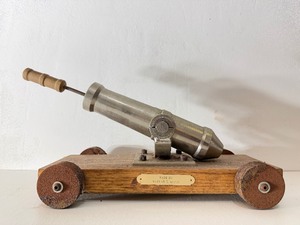 lot 4 image: Very Cool Large Vintage Black Powder Cannon #2