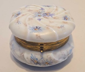 lot 116 image: Larger Size Vintage WAVECREST Hand Painted Hinged Dresser Box