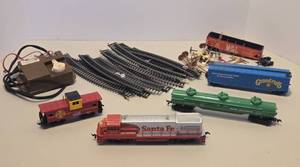 lot 128 image: Nice Condition HO Train Set - Santa Fe Engine