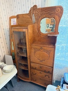 lot 25 image: Very nice Condition Antique Quartersawn Oak Gentlemans Dresser