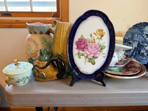 lot 137 image: Very nice Estate Lot of Vintage &amp Antique Majolica &amp other Pottery&nbsp