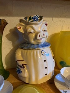 lot 179 image: Great Condition vintage SHAWNEE Winnie Pig Cookie Jar