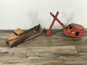 lot 237 image: Vintage Metal Toy Truck & Metal Excavator