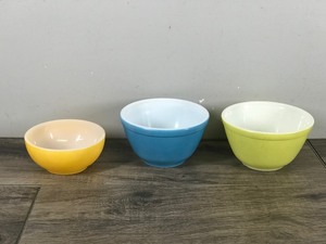 lot 240 image: 3 - Vintage Bowls - 2 Pyrex and 1 Fire-King