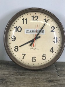 lot 243 image: Vintage Seth Thomas Battery Operated Wall Hanging Clock with Days and Dates
