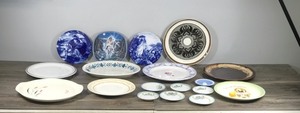 lot 323 image: Lot of Vintage & Collectible Plates - see description for more info