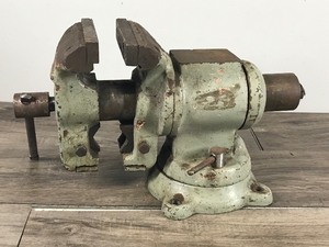 lot 328 image: Large 5 Vintage Vise