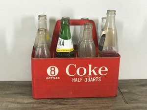 lot 338 image: VINTAGE COCA COLA RED PLASTIC 8 BALL LOGO ONE PINT BOTTLE CARRIER With 8 Collectible Bottles