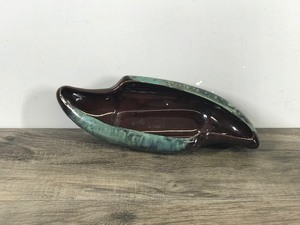 lot 356 image: Vintage Drip Glaze Blue Mountain Pottery Console Planter