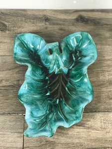 lot 357 image: Vintage BMP Canada Drip Glaze Blue Mountain Pottery Leaf Shaped Candy Dish