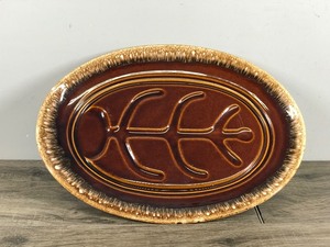 lot 376 image: Vtg Hull Pottery Brown Drip Oval Serving Platter Oven Safe Made in USA