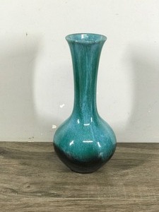 lot 402 image: Vintage BMP Canada Blue Mountain Pottery Vase