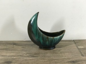 lot 404 image: Vintage Blue Mountain Pottery Half Moon Planter