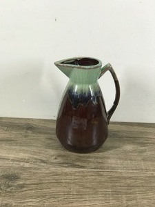 lot 405 image: Vintage Blue Mountain Pottery Creamer  Pitcher