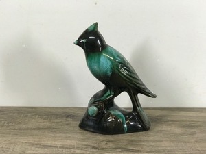 lot 408 image: Vintage Drip Glaze Blue Mountain Pottery Blue Jay Bird Figurine