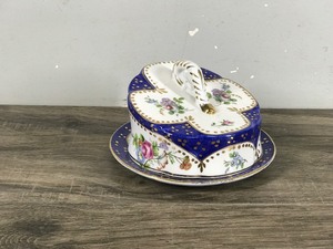lot 410 image: Vintage Butter Dish - (A Sevre Decor)