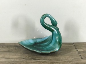 lot 411 image: Vintage Canadian Blue Mountain Pottery Swan Dish With Classic Flow Glaze