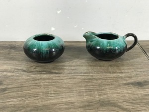 lot 414 image: Set of Creamer & Sugar Dishes - Vintage BMP Canada Blue Mountain Pottery
