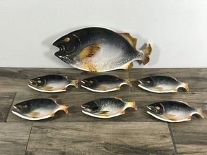 lot 420 image: Vintage Large Fish Serving Platter with 6 Small Fish Serving Trays