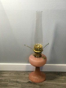 lot 424 image: Vintage Aladdin Kerosene Lamp Pink Moonstone - #23