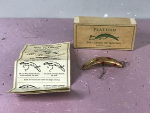 lot 443 image: Collectible Wooden Flatfish X5 Fishing Lure with Box