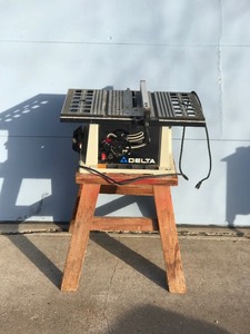 lot 14 image: Delta 10 Bench Saw Model 36-540