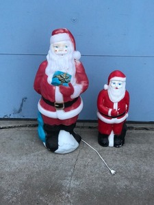 lot 1 image: 2 - Vintage Santa Claus Lighted Blow Molds