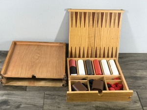 lot 190 image: VINTAGE WOOD MARLBORO DELUXE GAME SET CHECKERS BACKGAMMON