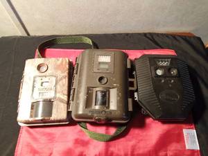 lot 26 image: 3 wildlife video cams