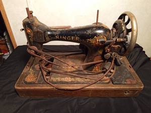 lot 30 image: Antique Singer Sewing Machine
