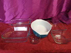 lot 57 image: 1960s Holigon Blue Pyrex casserole and other clear glass Pyrex