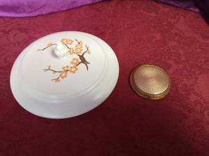 lot 60 image: 2 vintage powder boxes