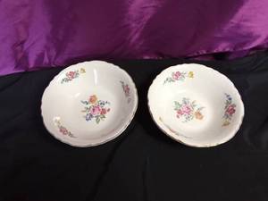 lot 64 image: 2 Vintage floral design serving bowls