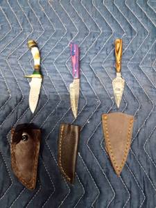 lot 76 image: Stag antler handle Damascus steel blade knife with sheath, Red toned wood handle with forged Damascus steel blade knife with sheathj, wood handle Damascus steel blade dagger with sheath