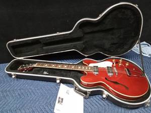 Epiphone Casino Archtop Electric guitar with case and keys - Works great