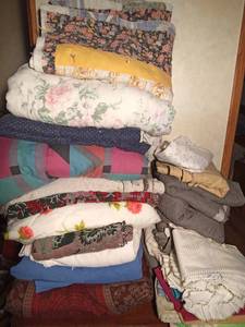 lot 37 image: Lot of blankets, comforters, Quilt, pillow cases, fittedtop sheets and more