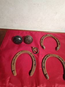 lot 46 image: 3 Ox shoes, 2 Vintage metal doorknobs, 1 vintage metal drawer pull