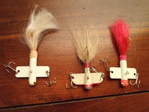 lot 98 image: 3 vintage lead fishing lures with horsehair tails and multiple hooks