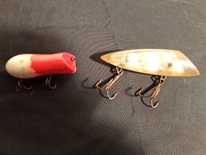 lot 115 image: 1 Vintage red and white wood lure and 1 vintage plastic lure