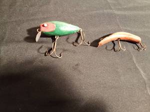 lot 117 image: 2 Vintage wooden fishing lures