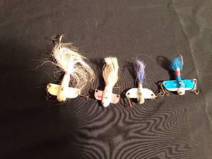 lot 119 image: 4 Vintage lead fishing lures with horsehair tails and multiple hooks