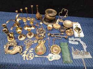 lot 105 image: Lot of brass items