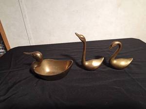 lot 109 image: Brass duck and 2 brass swans