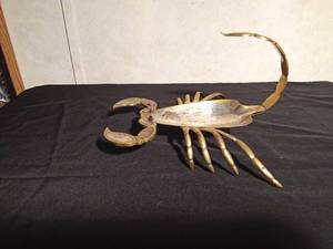 lot 121 image: Vintage brass and copper Mexican Scorpian shaped tray with abalone inlay in the claws